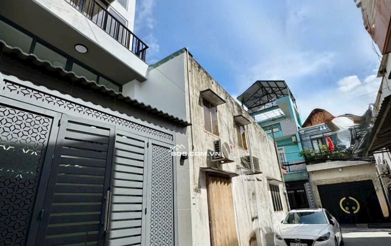 Tân Kỳ Tân Quý xe hơi đậu cửa chỉ cách AEONMall Tân Phú chỉ vài phút.